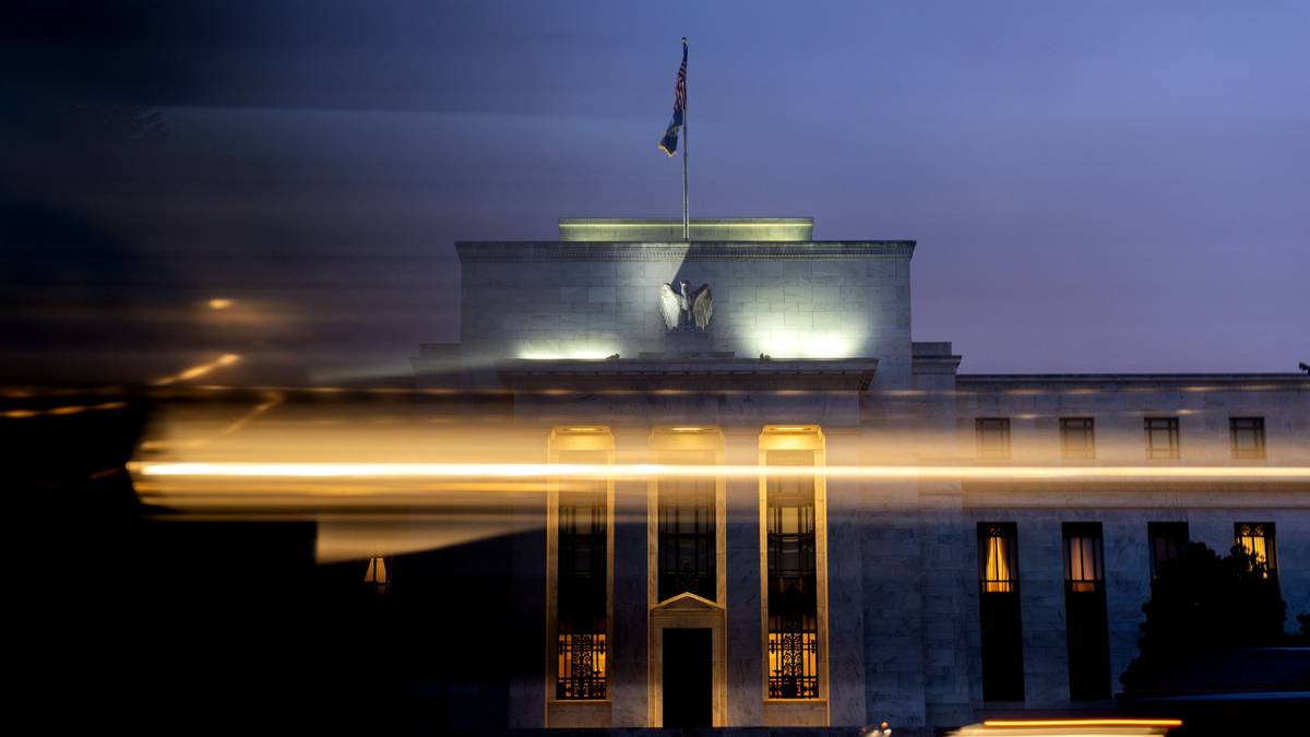 Fed dobra ritmo de retirada de estímulo e sinaliza três altas de juros em 2022
