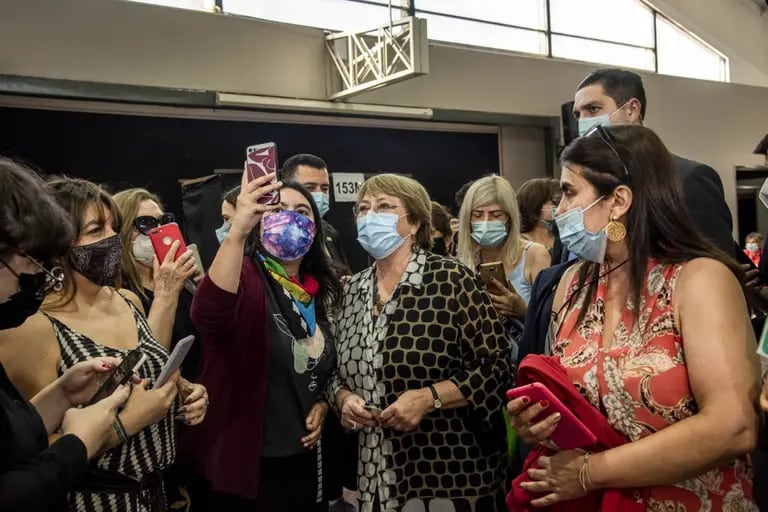 Michelle Bachelet, alta comisionada para los Derechos Humanos de las Naciones Unidas, se toma una fotografía selfie con votantes luego de sufragar en un centro electoral en Santiago de Chile este domingo 19 de diciembre. Fotógrafo: Cristóbal Olivares/Bloombergdfd