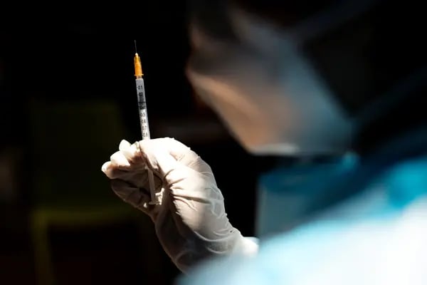 Un trabajador sanitario prepara una dosis de la vacuna Covid-19.