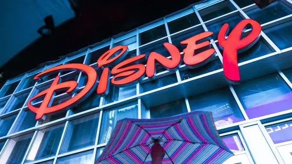 Acciones de Disney suben tras superar beneficios y planear recortes adicionalesdfd