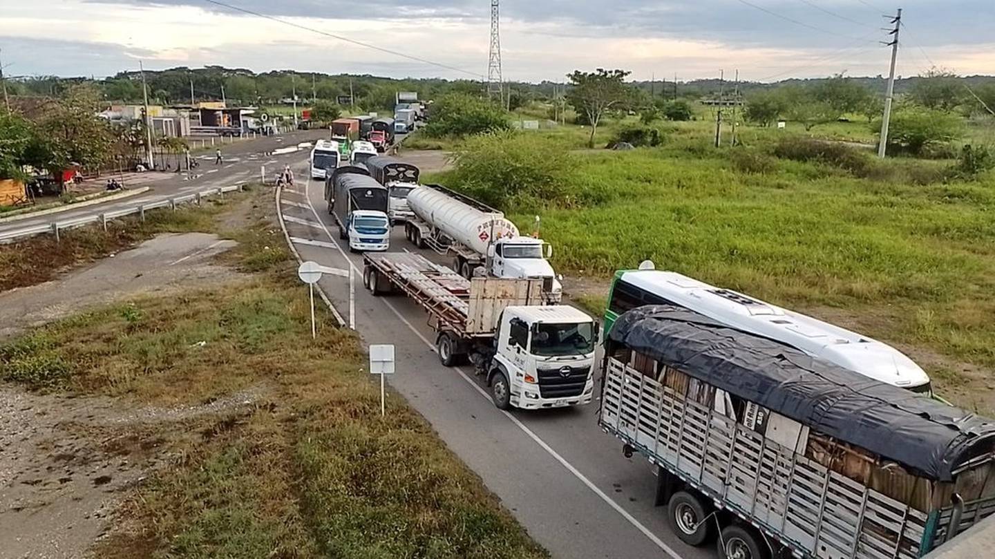 Paro camionero en Colombia/ Foto tomada de Twitter