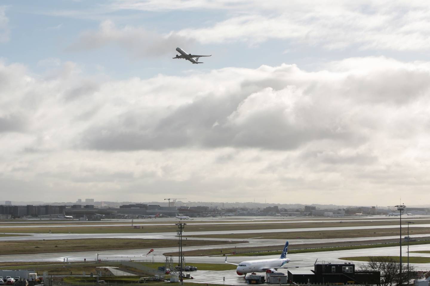 Un avión de pasajeros Airbus SE A350-941, operado por Aeroflot PJSC, despega del aeropuerto de Blagnac en Toulouse, Francia, el martes 15 de febrero de 2022.