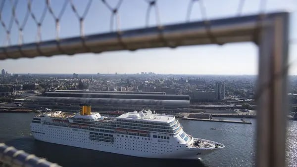 Amsterdam prohibirá los cruceros para reducir el turismo y mitigar la contaminacióndfd