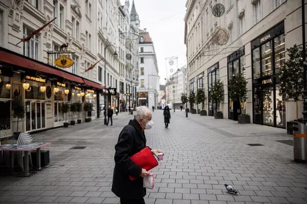 Pedestre caminha por rua vazia no centro de Viena após novo lockdown