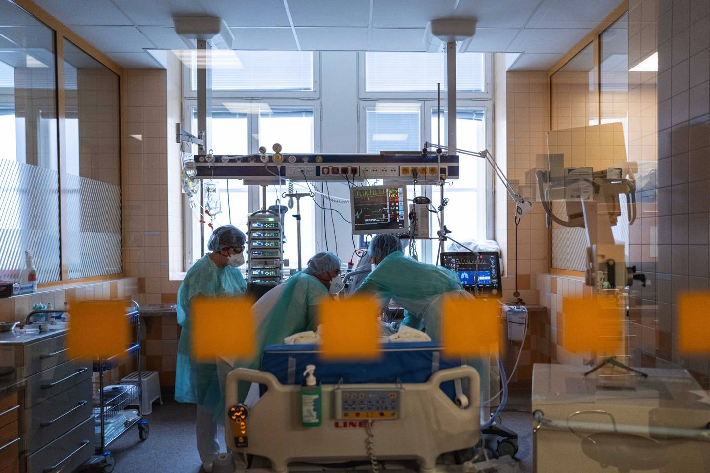 Trabajadores sanitarios atienden a un paciente con Covid-19 en la sala de la UCI del Hospital Universitario General de Praga, República Checa, el viernes 26 de marzo de 2021.