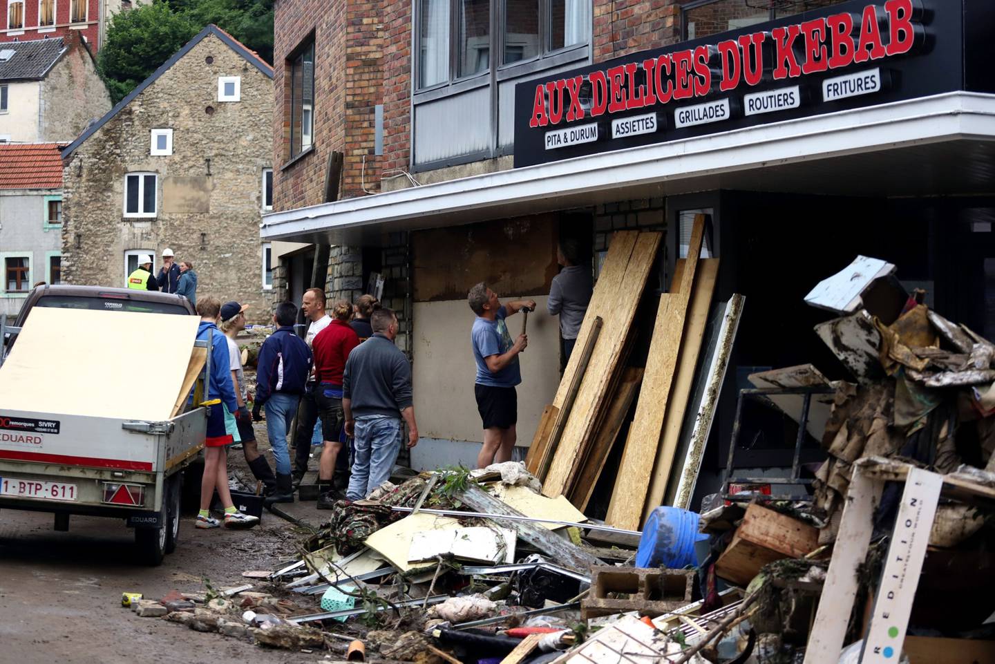 Trabajadores de un restaurante dañado por las inundaciones en Lieja, Bélgica. Fotógrafo: Valeria Mongelli / Bloombergdfd