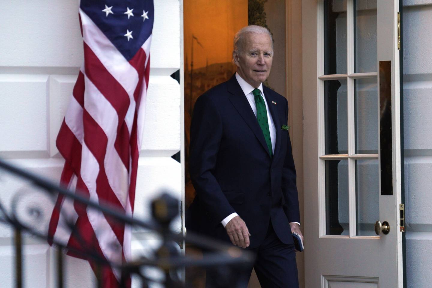 El presidente de EE.UU., Joe Biden, sale de la Casa Blanca en Washington, DC, EE.UU., el viernes 17 de marzo de 2023. Fotógrafo: Yuri Gripas/Abaca/Bloomberg
