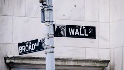 Letreros de Wall Street y Broad Street, en Nueva York, EE.UU.