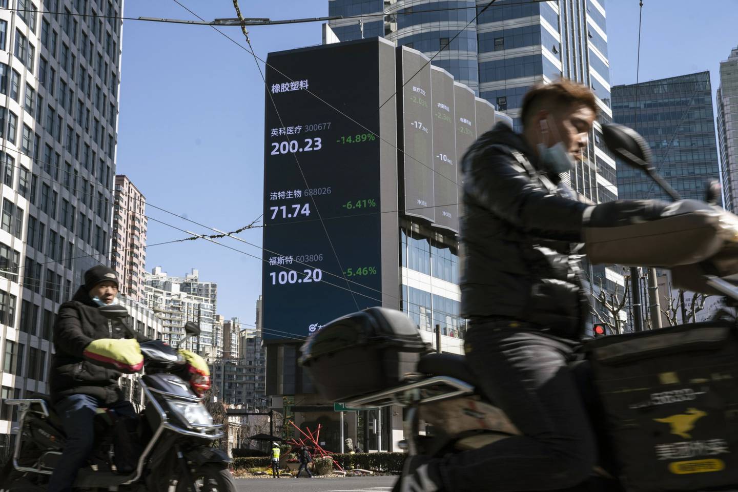 Una pantalla con cotizaciones de acciones en Shanghái, China.