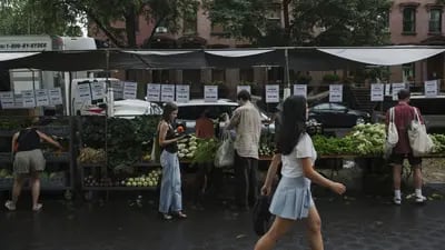 Los clientes compran en un mercado de agricultores en el barrio de Fort Greene de Brooklyn, Nueva York, el sábado 16 de julio de 2022.