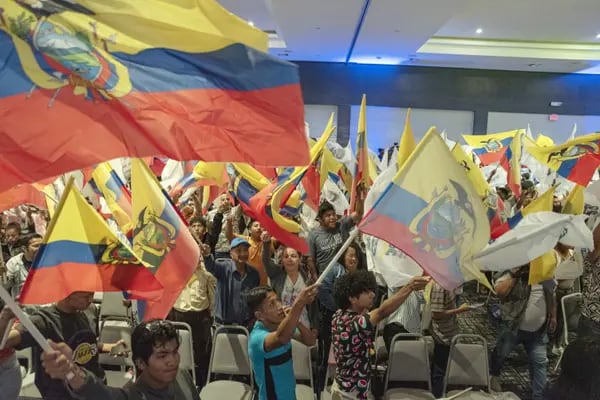 Simpatizantes de Jan Topic, candidato presidencial del partido Alianza Por un País sin Miedo, asisten al mitin de cierre de campaña en Guayaquil, Ecuador, el jueves 17 de agosto de 2023.