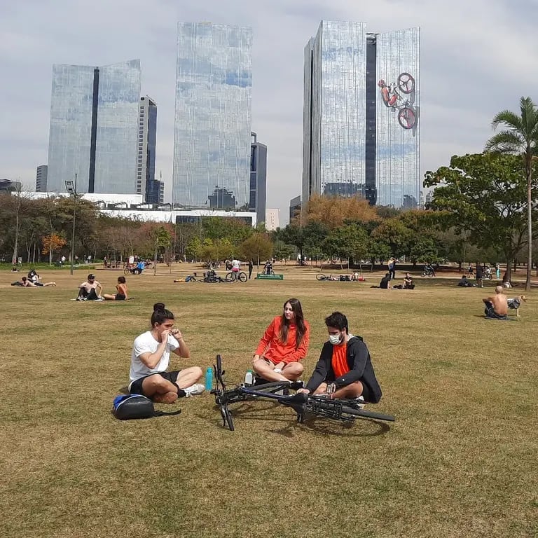 Parque do Povo, na  Chácara Itaim, é um dos principais espaços públicos da zona sul para se exercitar, descansar e aproveitar os dias ensolarados com amigos e famíliadfd