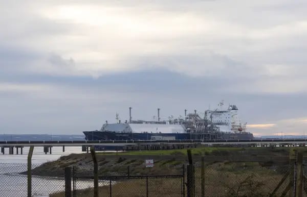 El barco atraca en la terminal de importaciones de gas natural licuado en la Isla de Grain Isle of Grain, en el Reino Unido.