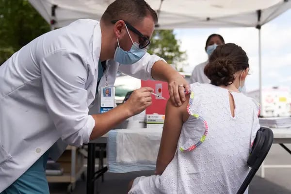 Profissional de saúde administra uma dose da vacina da Pfizer em Boston, 16 de agosto