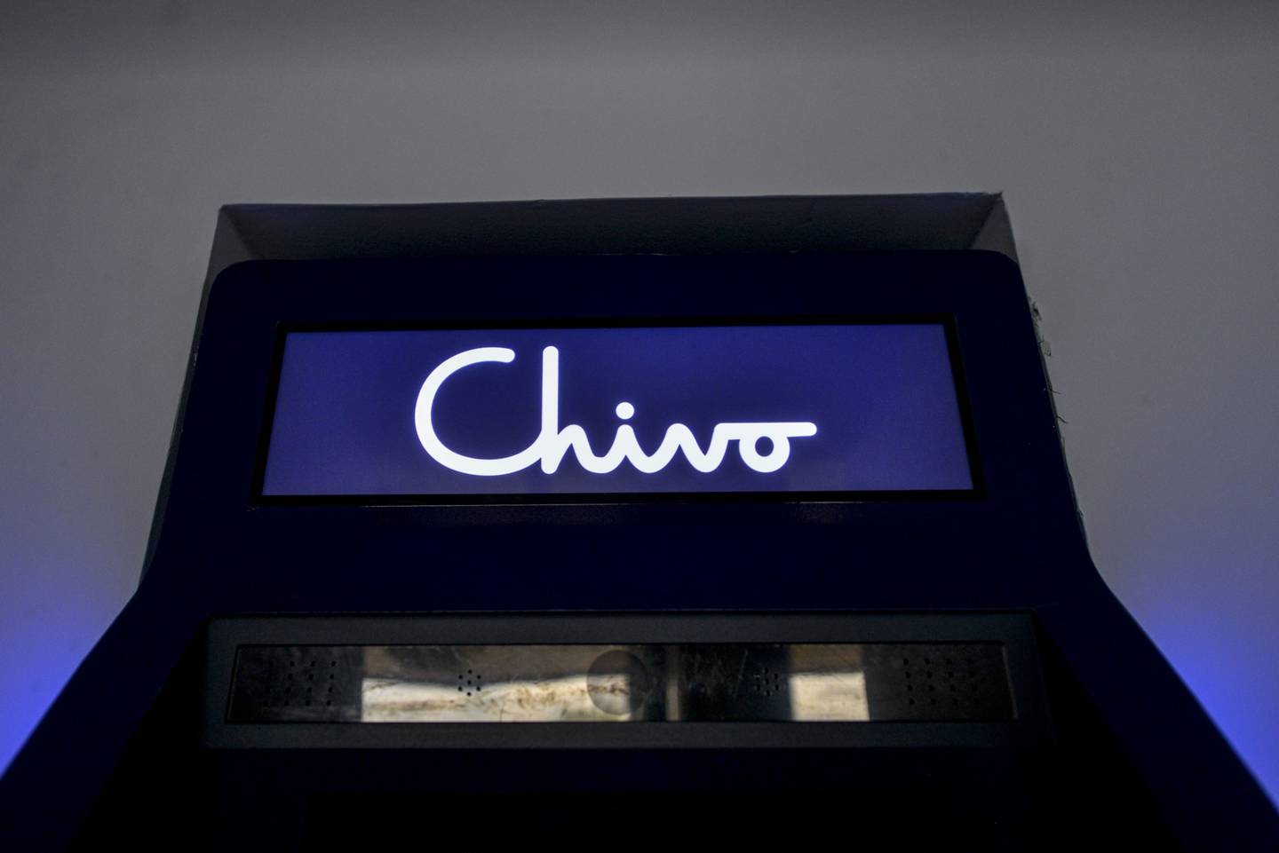 La aplicación Chivo permite a las personas, con o sin nacionalidad salvadoreña, a realizar pagos en bitcoin o en dólares entre personas y empresas de cualquier parte del mundo.