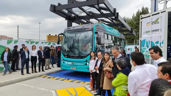 Colombia inicia plan de buses de servicio público impulsados con hidrógeno verdedfd