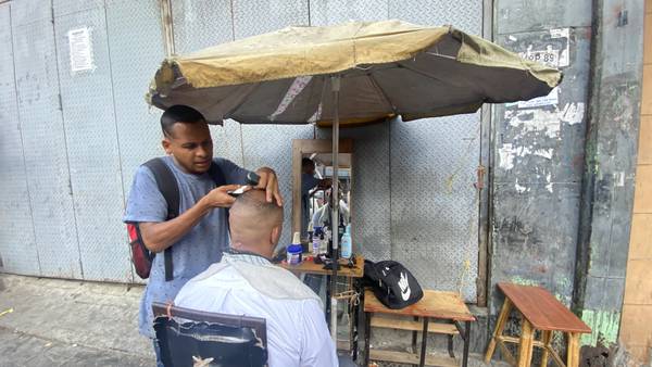 Barberos de acera, una economía informal que crece en Venezuela desde la pandemiadfd
