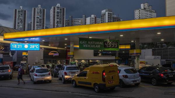 Bolsonaro diz que negocia com Lira uma CPI sobre alta dos combustíveisdfd