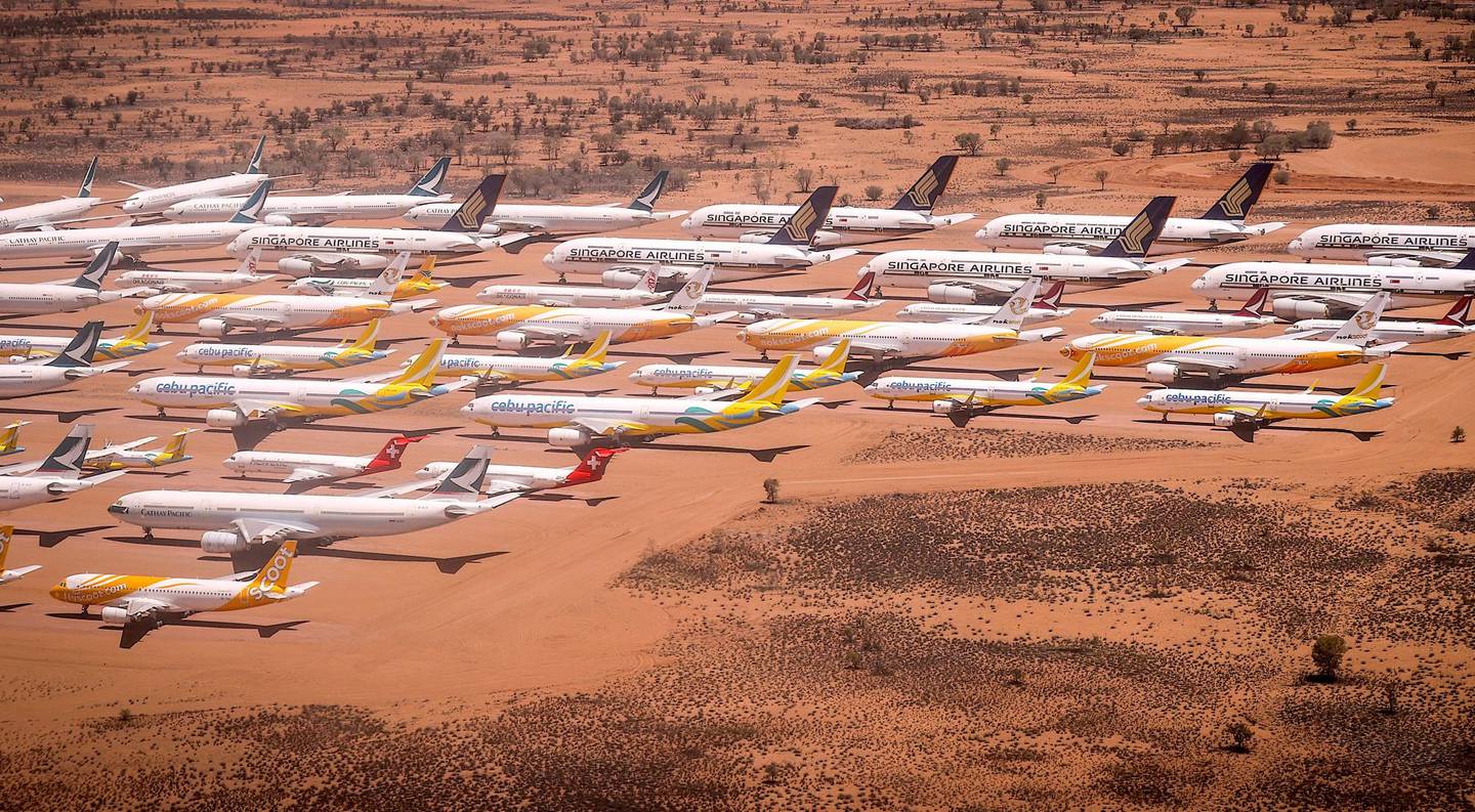 Frota de aviões estacionada no deserto de Alice Springs, na Austrália