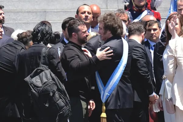 Volodimir Zelensky cumprimenta Javier Milei em posse de presidente na Argentina neste domingo