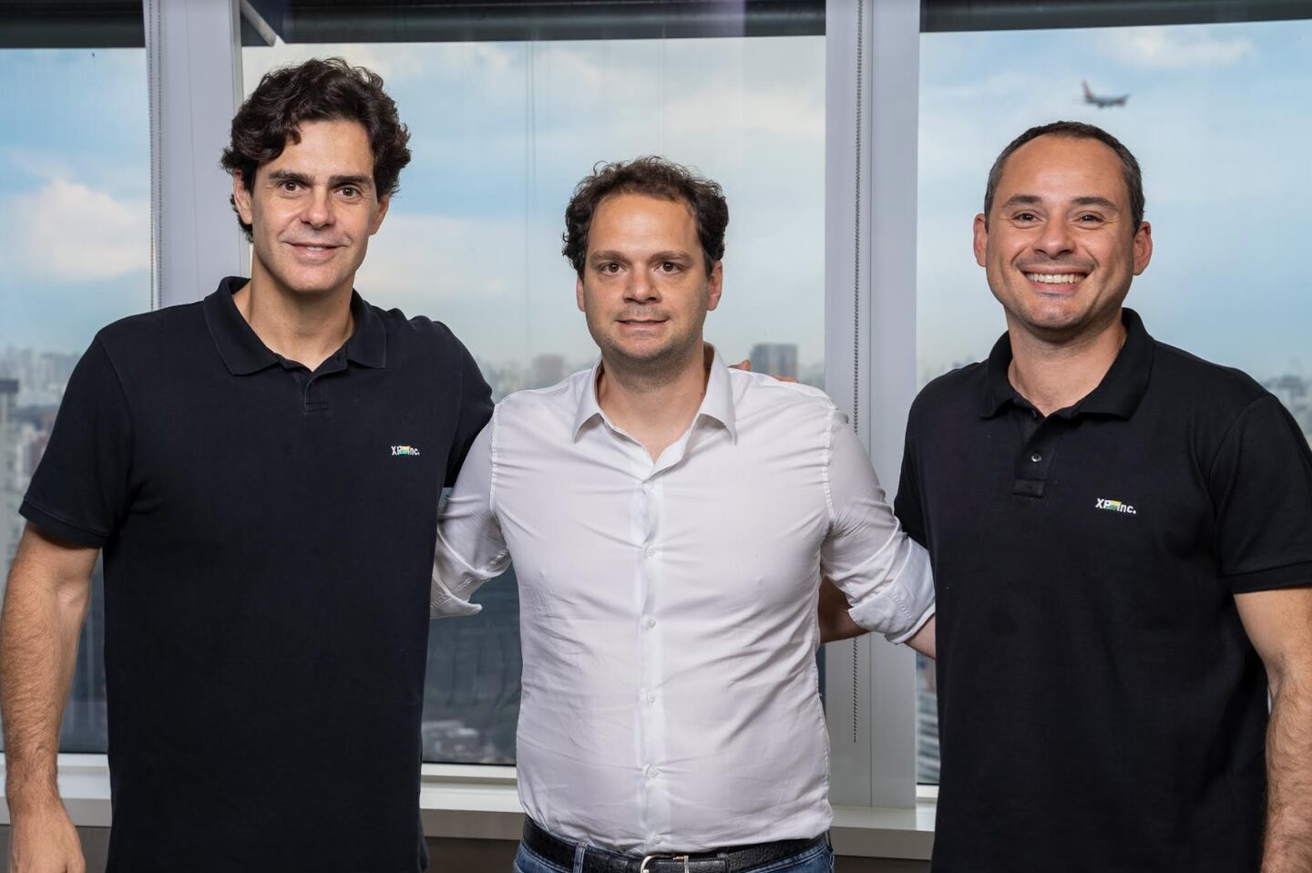 A partir da esquerda: Guilherme Benchimol, fundador e presidente do conselho da XP, Tiago Reis, fundador da Suno, e o presidente da XP, Thiago Maffradfd