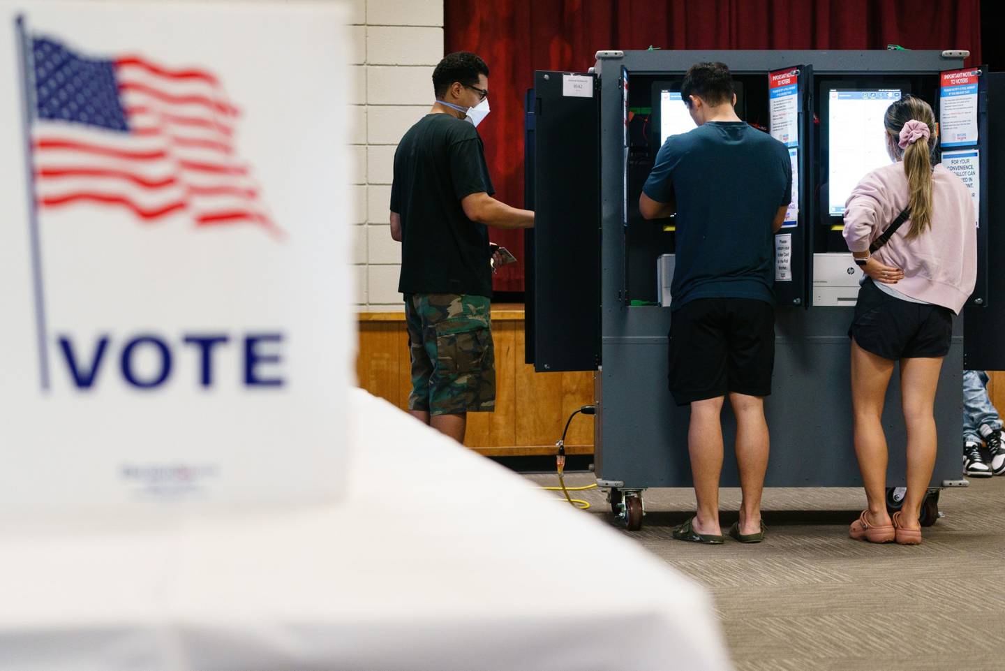 Los votantes depositan sus votos en un colegio electoral de Atlanta, Georgia, EE.UU., el martes 8 de noviembre de 2022 (Foto: Elijah Nouvelage/Bloomberg)dfd