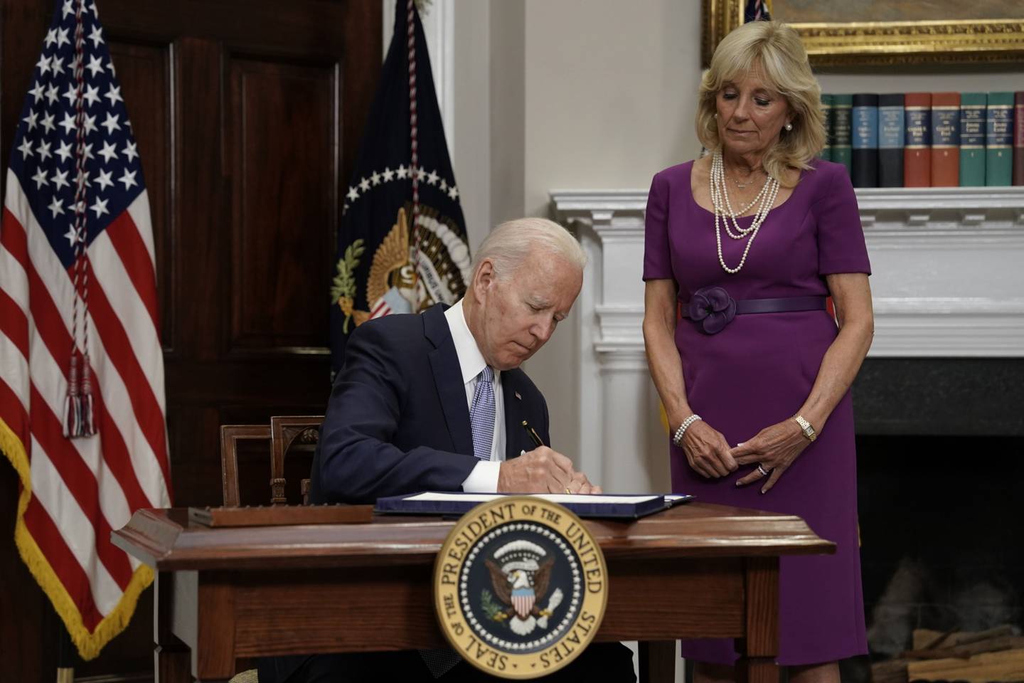 El presidente de EE.UU., Joe Biden, firma la S. 2938, la Ley Bipartidista de Comunidades más Seguras, con la primera dama, Jill Biden, a la derecha, en la Sala Roosevelt de la Casa Blanca en Washington, D.C., EE.UU., el sábado 25 de junio de 2022. Biden firmó la ley de seguridad de armas que calificó como la más importante de su tipo en décadas, restringiendo el acceso a las armas de fuego para los compradores más jóvenes y ofreciendo incentivos para que los estados establezcan leyes de "bandera roja". Fotógrafo: Yuri Gripas/Abaca/Bloomberg