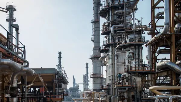 Irán rebaja el costo de su petróleo para competir con Rusia en Chinadfd