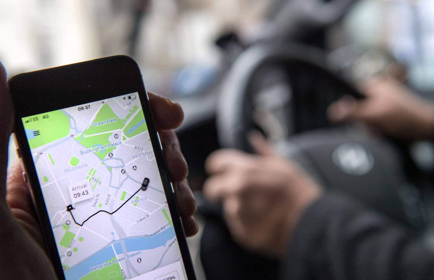 La aplicación para teléfonos inteligentes del servicio de transporte Uber Technologies Inc. aparece en la pantalla de un teléfono inteligente durante un viaje en esta fotografía arreglada en Londres, Reino Unido, el viernes 22 de diciembre de 2017.