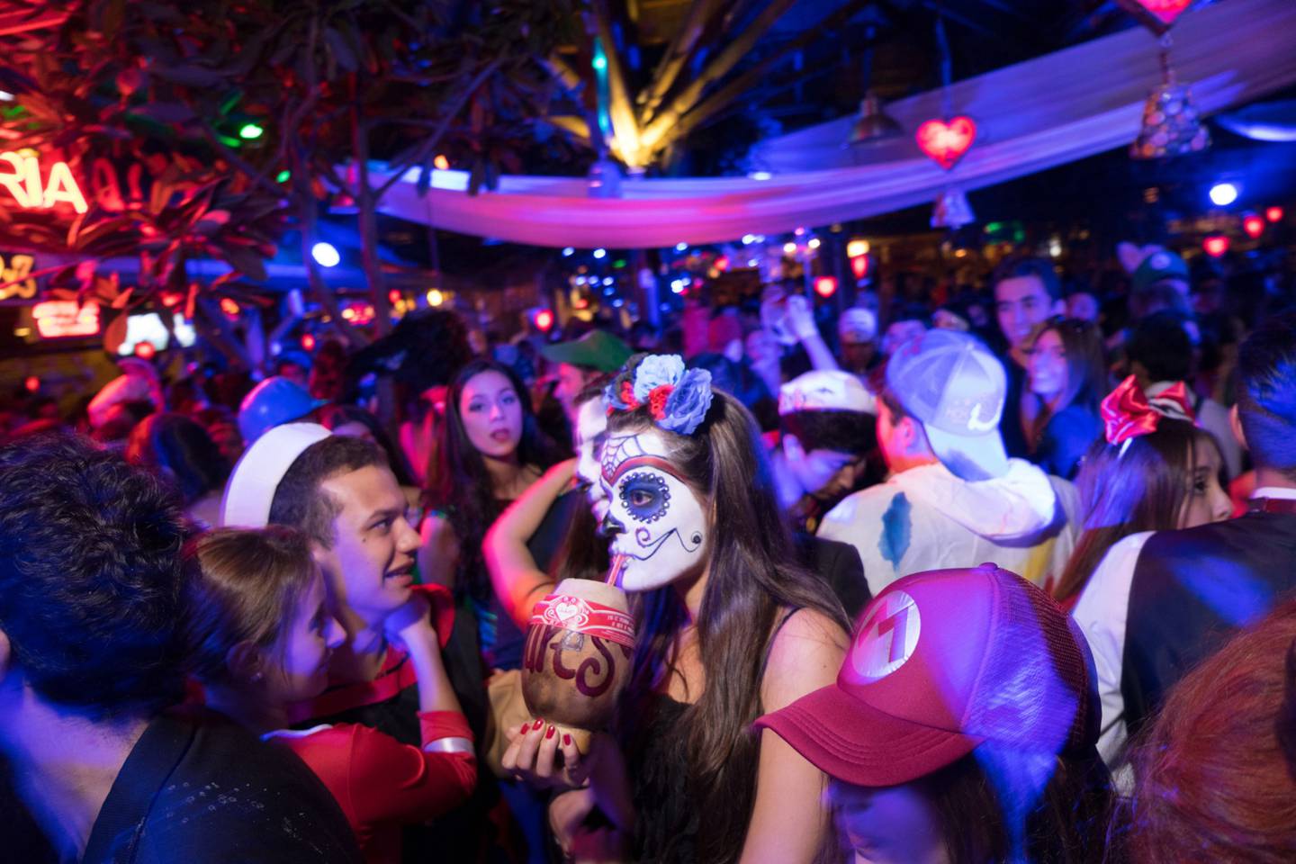 Personas disfrazadas bailan durante una fiesta de Halloween en el restaurante Andrés Carne de Res en Bogotá, Colombia.dfd