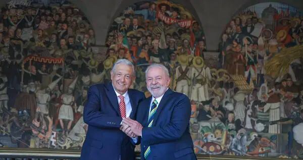 O presidente do México, López Obrador, e Lula posam em frente a mural de Diogo Rivera, na sede da Presidência mexicana