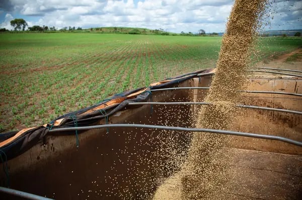 Colheita de soja, principal commodity agrícola produzida e exportada pelo Brasil e uma das principais fontes de receita da SLC (Andressa Anholete/Bloomberg)