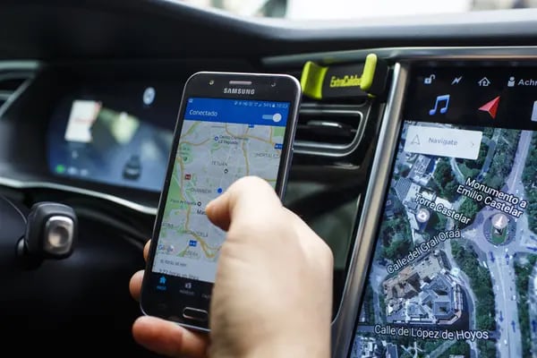 Un conductor de Uber Technologies Inc. utiliza la aplicación de smartphone de la compañía en un automóvil eléctrico Tesla Motors Inc. en Madrid, España, el viernes 13 de enero de 2017