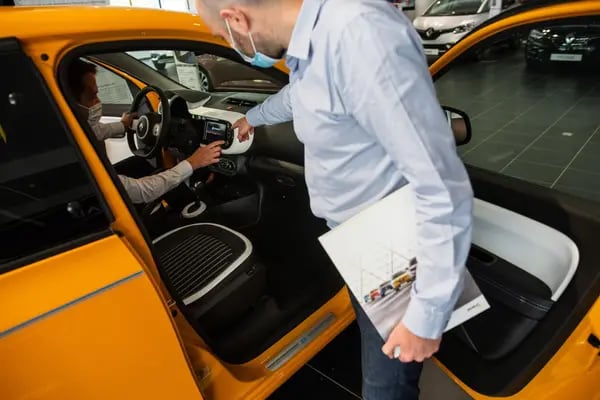Los empleados inspeccionan el interior de un automóvil eléctrico Renault Twingo E-Tech en una sala de exposición de Renault SA en París, Francia, el miércoles 9 de junio de 2021.