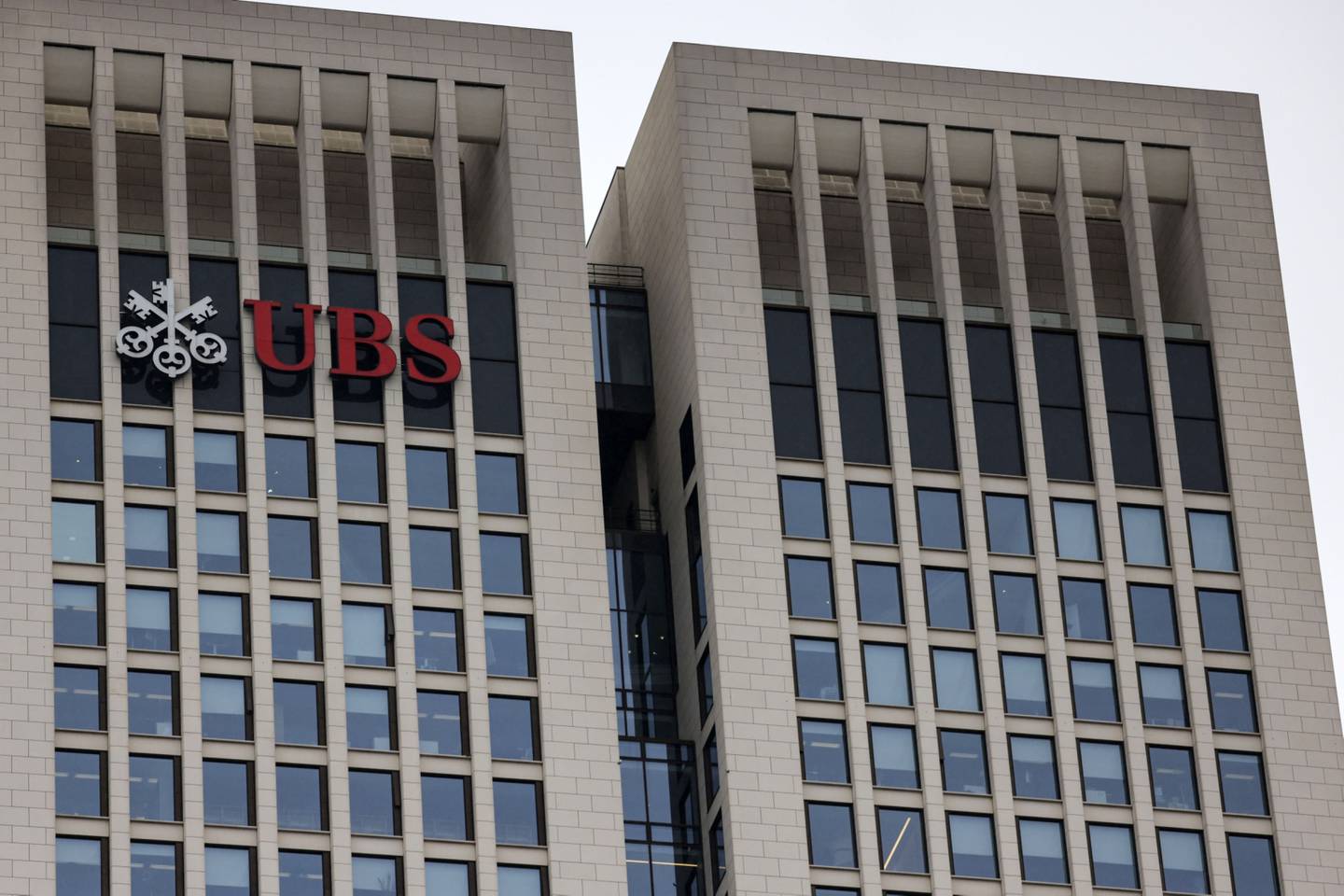 El logotipo de UBS Group AG en la Torre de la Ópera Europea, que alberga las oficinas del banco, en el distrito financiero de Fráncfort, el martes 21 de marzo de 2023.