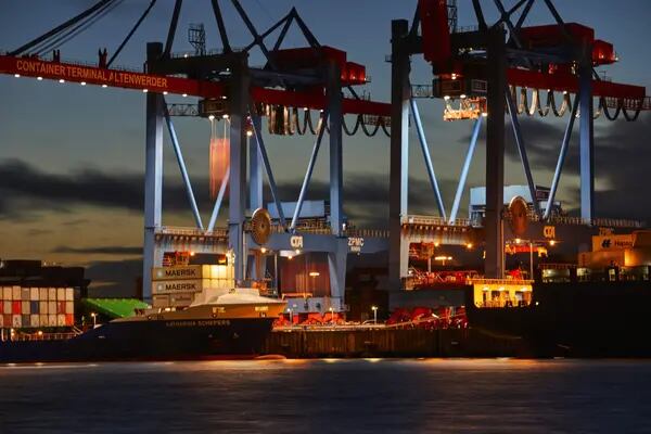 Navios carregam mercadorias em Hamburgo