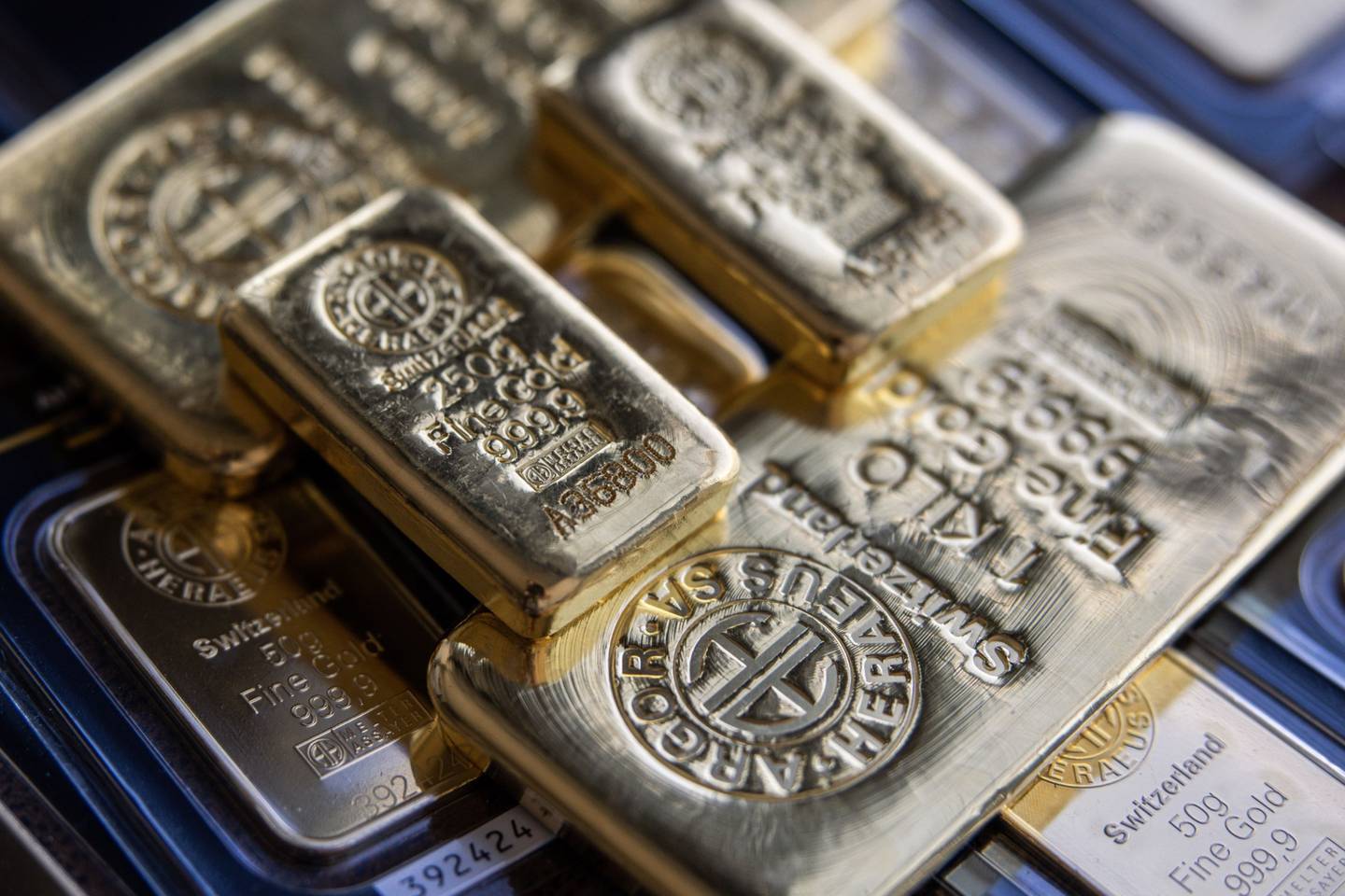 Dos lingotes de oro de 250 gramos de Argor-Heraeus SA sobre lingotes de oro de un kilo en Solar Capital Gold Zrt. en Budapest