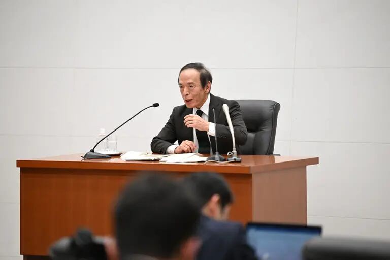 Kazuo Ueda, líder do BoJ, em coletiva de imprensa em Tóquio nesta terça-feira (19)
dfd