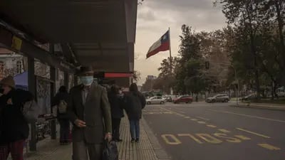 Viajeros en una parada de autobús en Santiago, Chile, el miércoles 13 de julio de 2022.