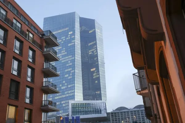 Al fondo, la sede del Banco Central Europeo (BCE) en Frankfurt, Alemania