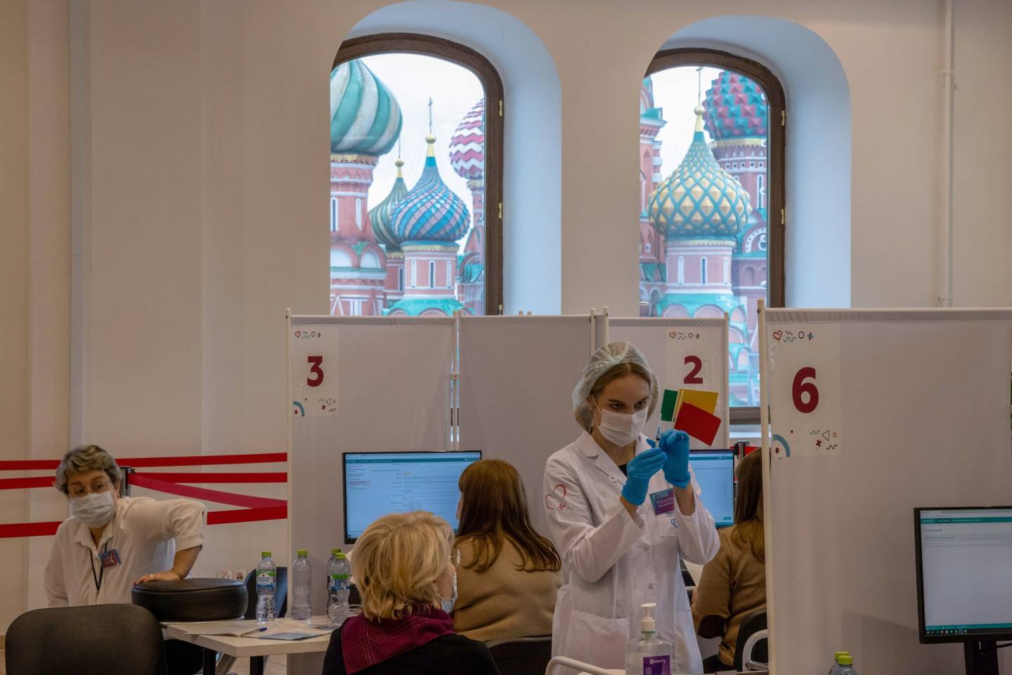 Una trabajadora sanitaria prepara una dosis de la vacuna Sputnik V para ser administrada en un centro de vacunación en Moscú.