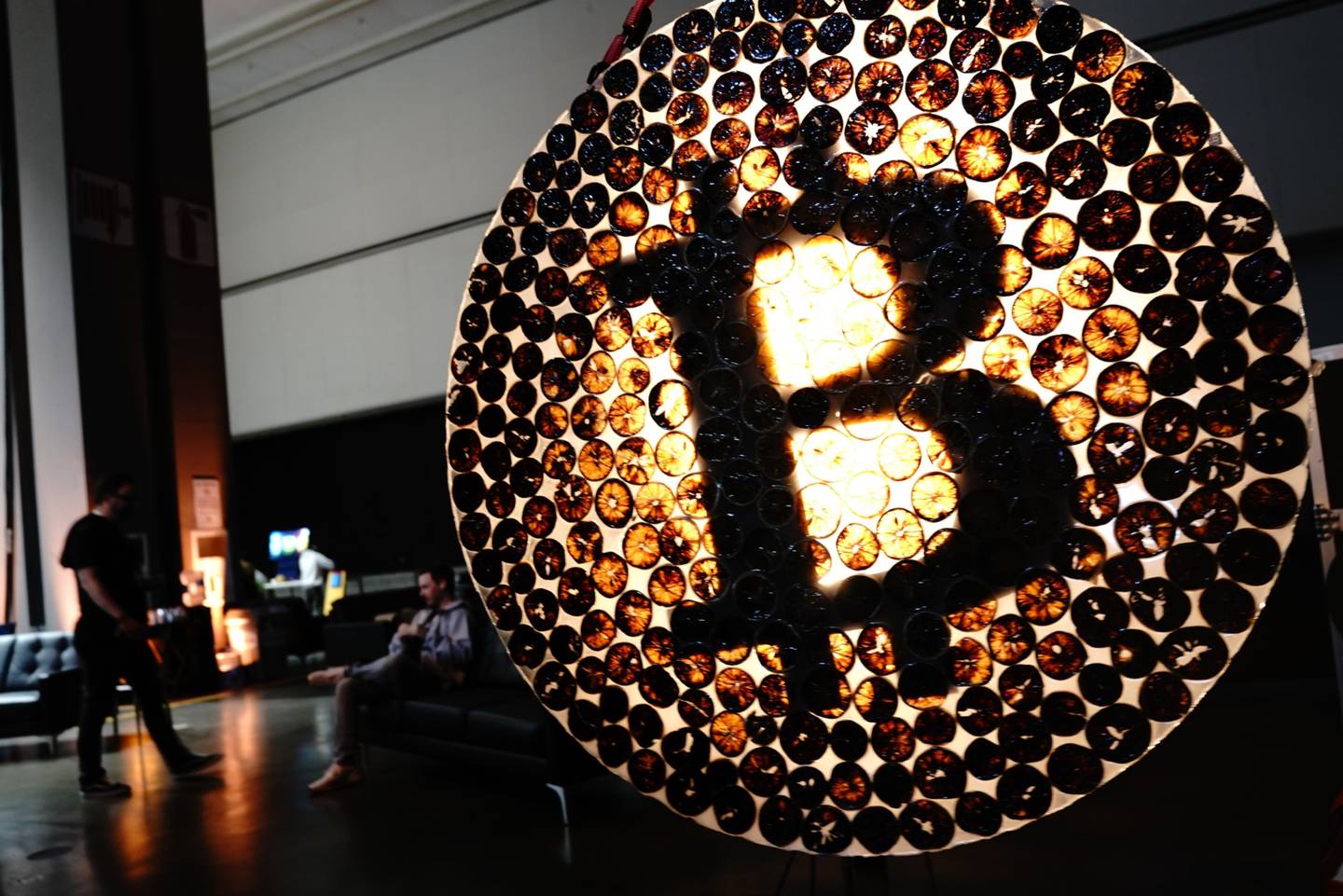Un ícono de Bitcoin iluminado durante NFT LA en Los Ángeles, California, EE.UU., el martes 29 de marzo de 2022.dfd