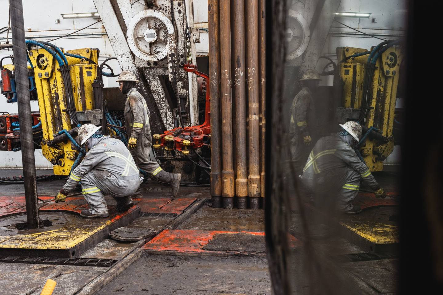 Los trabajadores perforan en busca de petróleo en la tierra que el Sistema de la Universidad de Texas en el extranjero en Andrews, Texas, EE.UU. administra en el campo petrolero más grande en el país norteamericano.