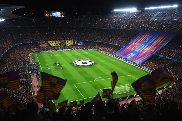 Los aficionados muestran su apoyo antes del partido de vuelta de los octavos de final de la UEFA Champions League entre el FC Barcelona y el París Saint-Germain en el Camp Nou de Barcelona, en 2017.