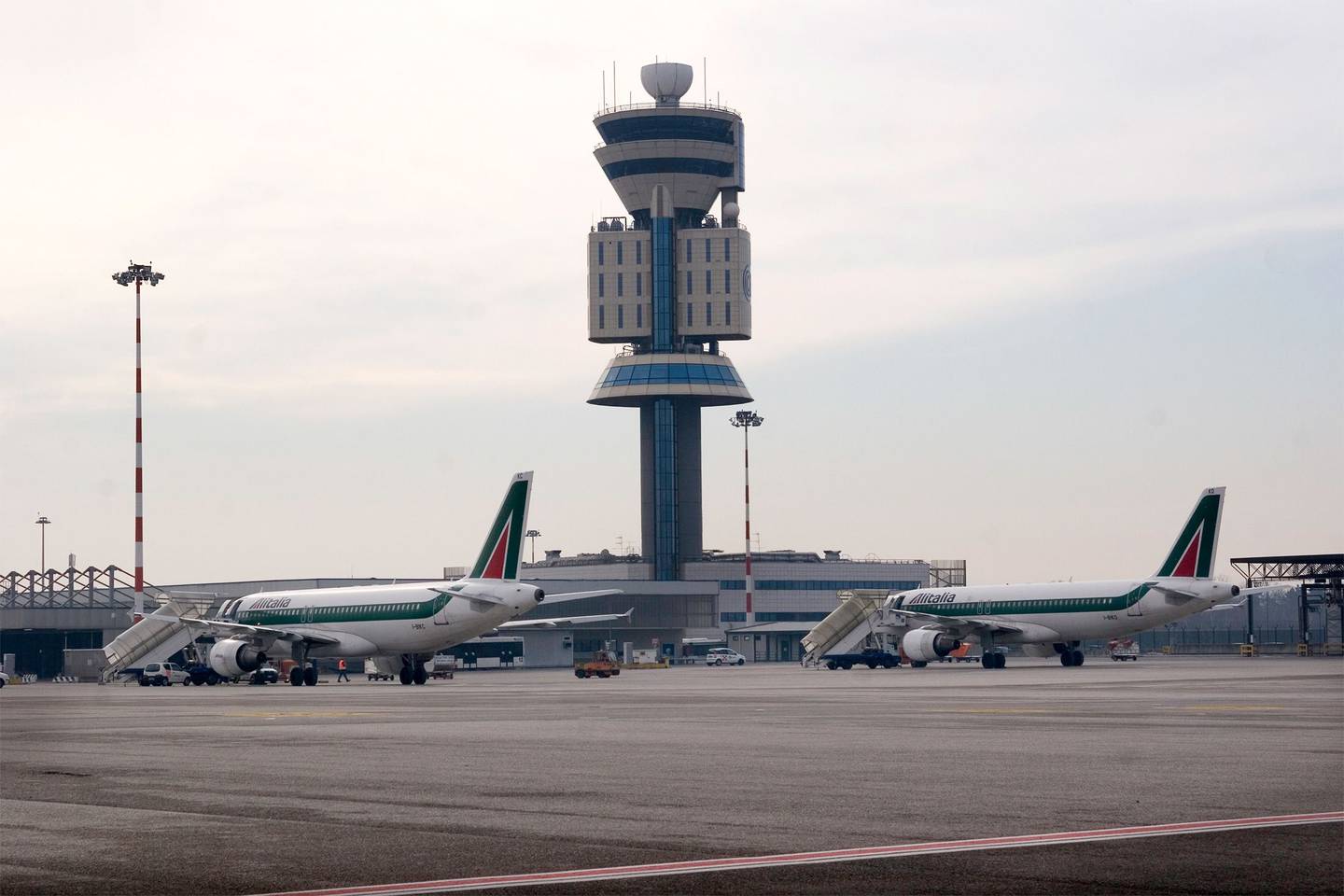 Estacionamiento de aviones de Alitalia en el aeropuerto de Milán Malpensa el 04 de febrero de 2009 en Milán, Italia.