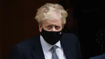 Boris Johnson, primer ministro del Reino Unido, sale del número 10 de Downing Street
