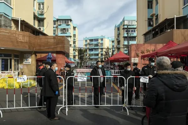 Guardias de seguridad en la entrada de un barrio residencial bloqueado debido a Covid-19 en Shanghái, China, el jueves 10 de marzo de 2022. Fotógrafo: Qilai Shen/Bloomberg