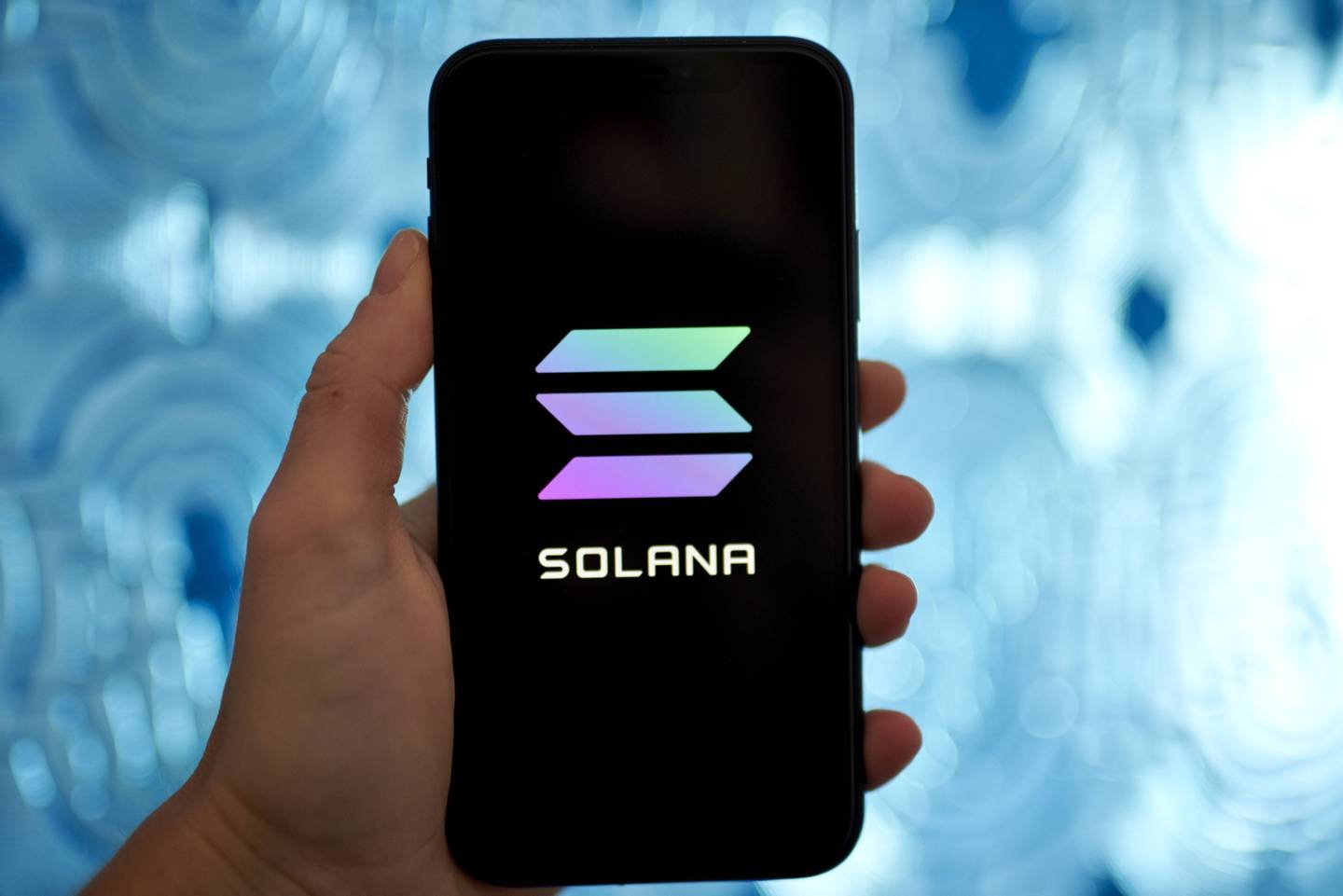 El logo de Solana en un smartphone
