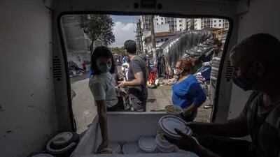 Integrantes do Movimento Estadual da População em Situação de Rua distribuem doações de alimentos em São Paulo.Fonte: Jonne Roriz / Bloomberg