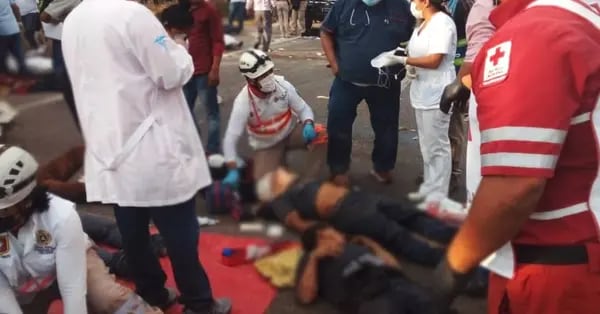 Personal de Protección Civil de Chiapas auxilia a migrantes centroamericanos tras la volcadura de un trailer al sur de México. (Cortesía: Protección Civil de Chiapas)